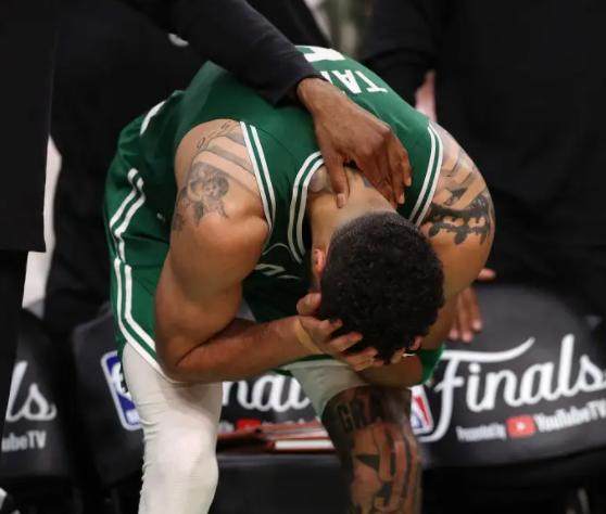 开云体育-夺冠落泪！塔图姆创神迹却失FMVP：冠军高于一切