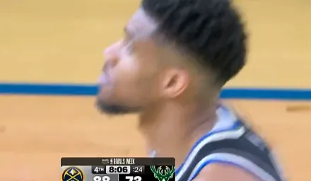 开云在线直播-暂停期间字母哥低头久久伫立在球场，随后缓缓走向替补席